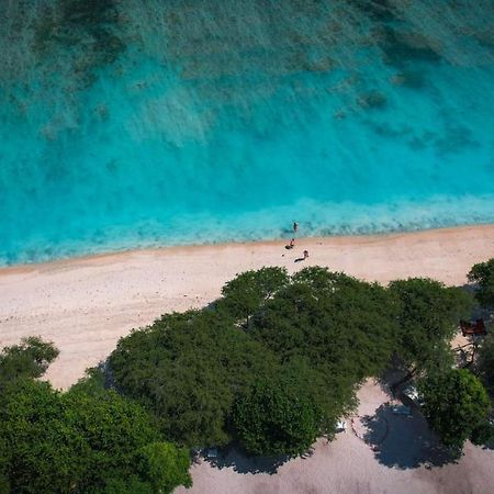 Gili Teak Beach Front Resort 吉利特拉旺安 外观 照片
