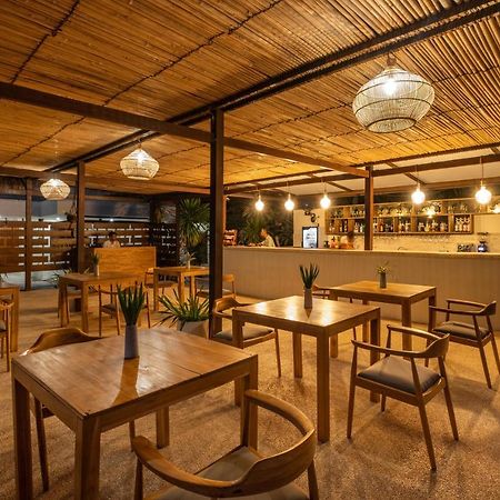 Gili Teak Beach Front Resort 吉利特拉旺安 外观 照片