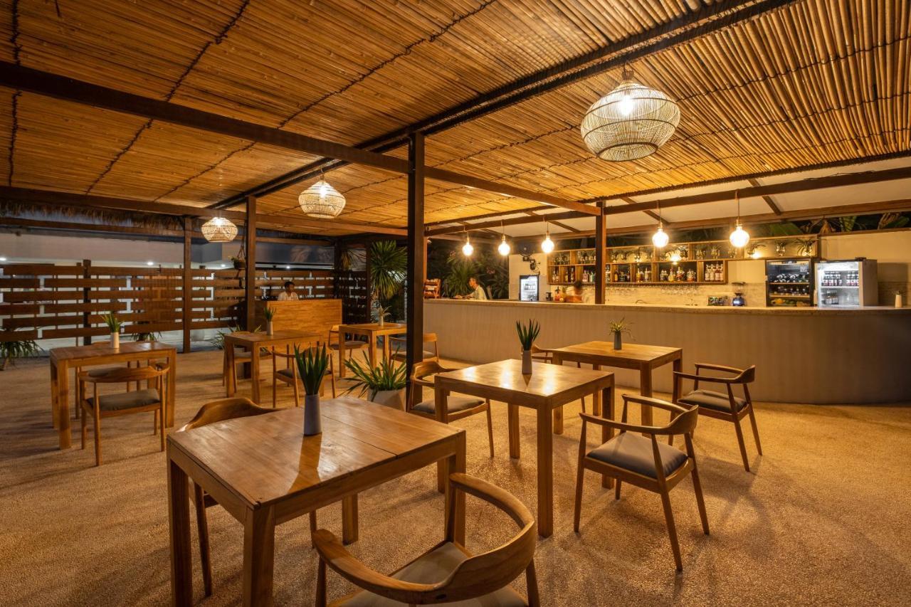 Gili Teak Beach Front Resort 吉利特拉旺安 外观 照片