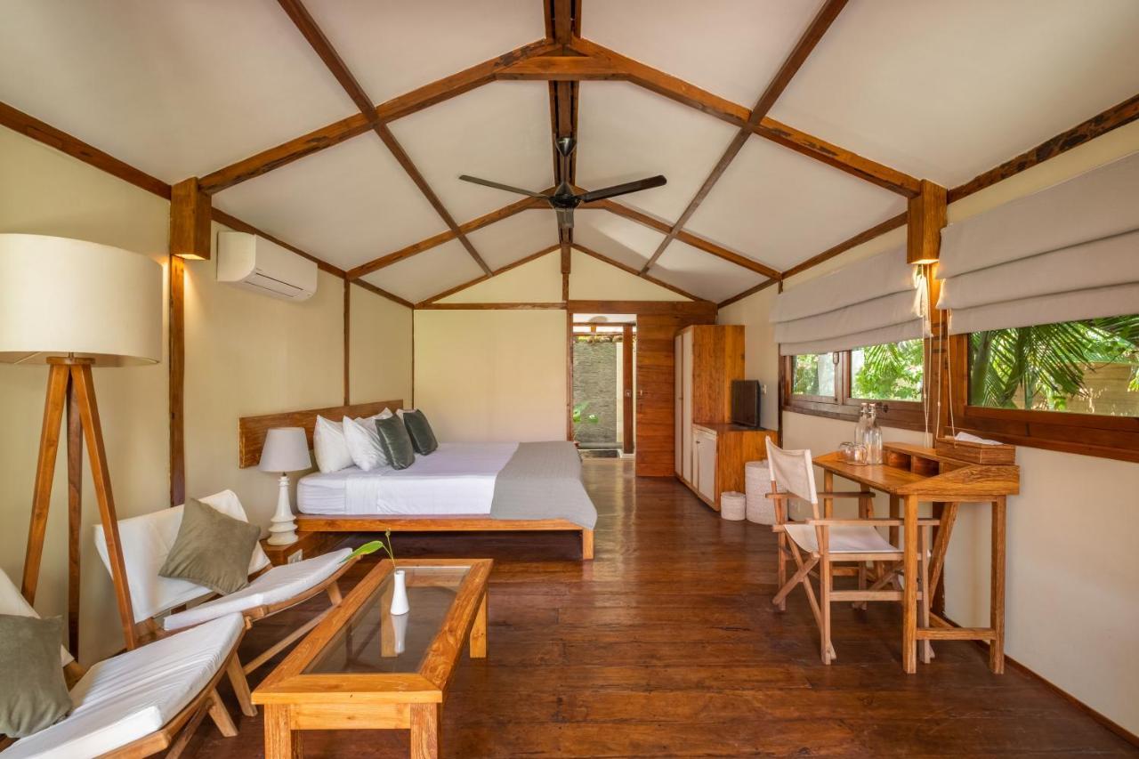 Gili Teak Beach Front Resort 吉利特拉旺安 外观 照片