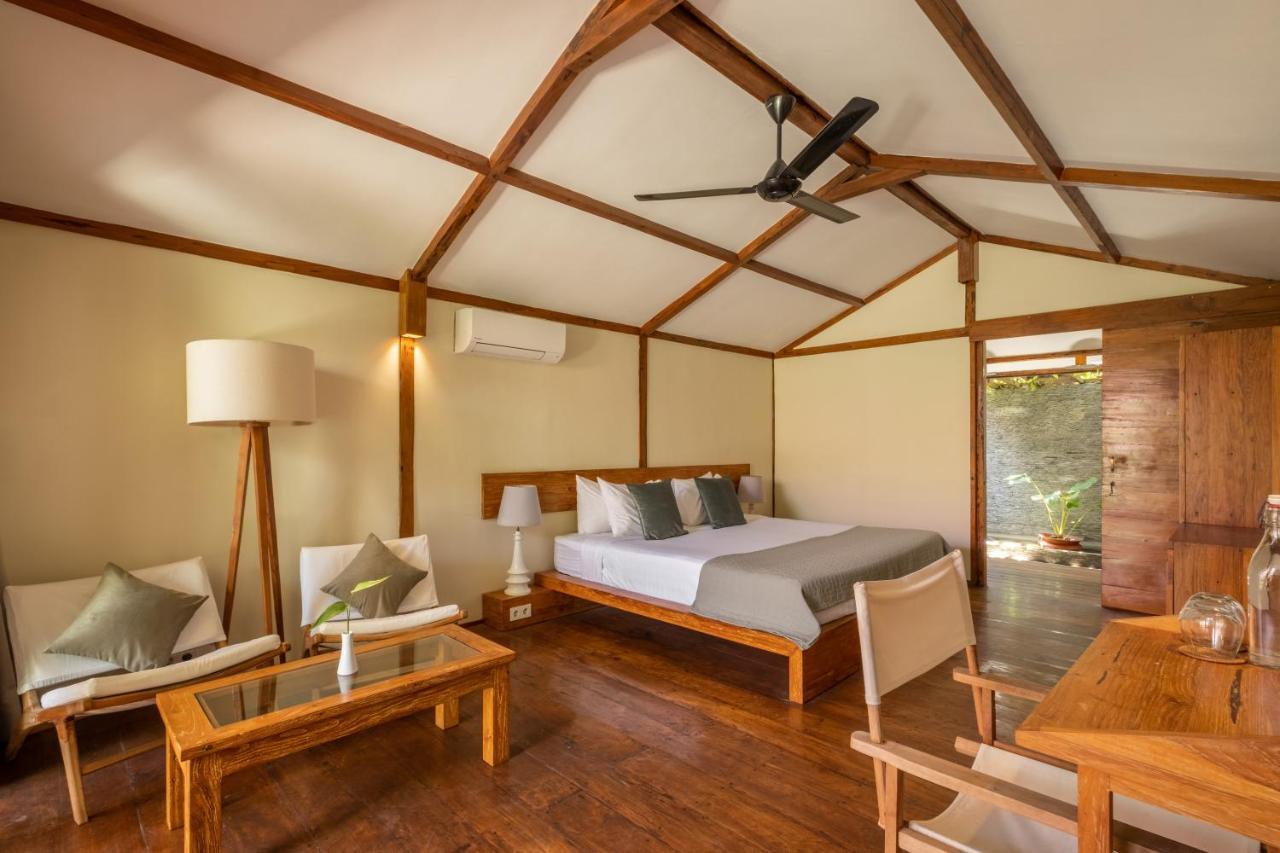 Gili Teak Beach Front Resort 吉利特拉旺安 外观 照片