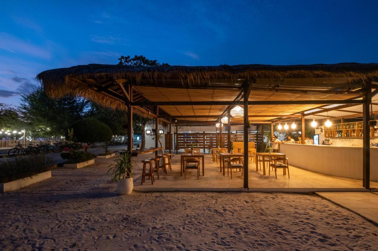Gili Teak Beach Front Resort 吉利特拉旺安 外观 照片