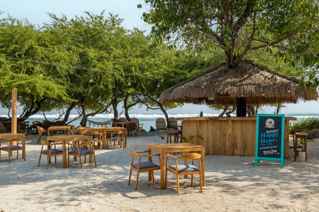 Gili Teak Beach Front Resort 吉利特拉旺安 外观 照片