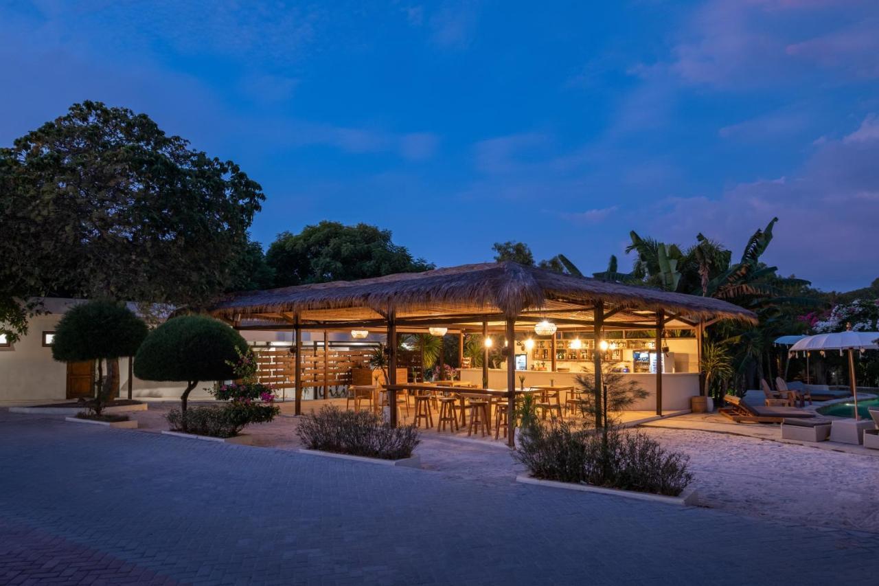 Gili Teak Beach Front Resort 吉利特拉旺安 外观 照片