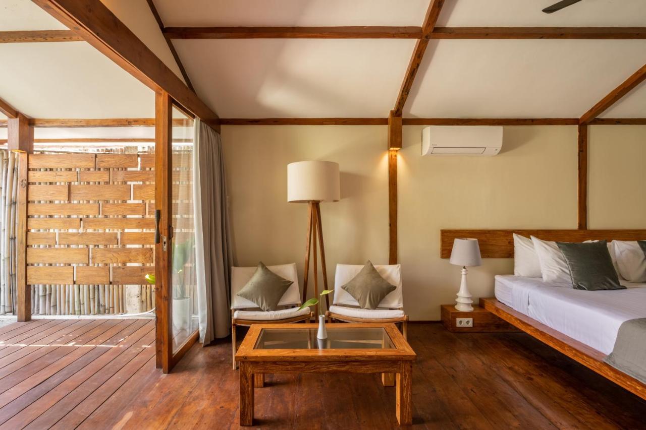 Gili Teak Beach Front Resort 吉利特拉旺安 外观 照片