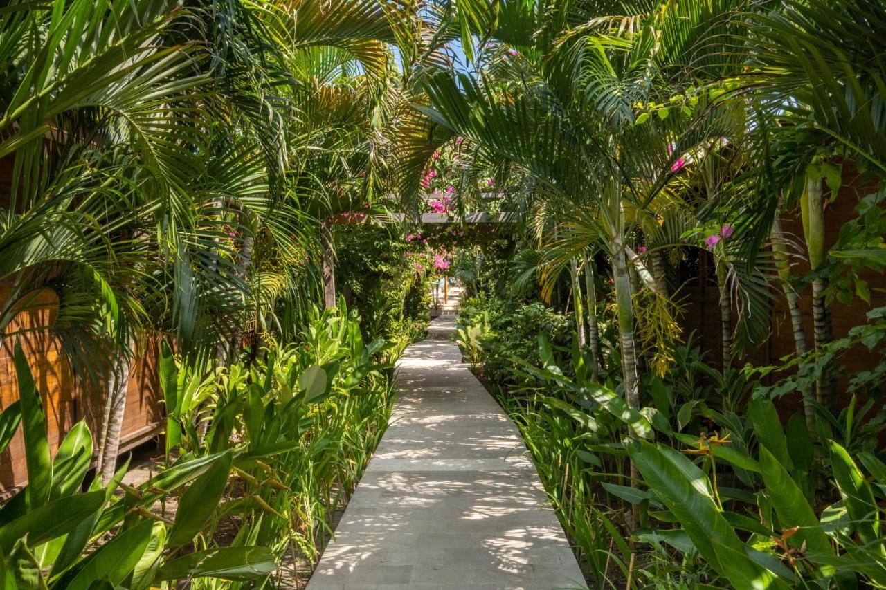 Gili Teak Beach Front Resort 吉利特拉旺安 外观 照片