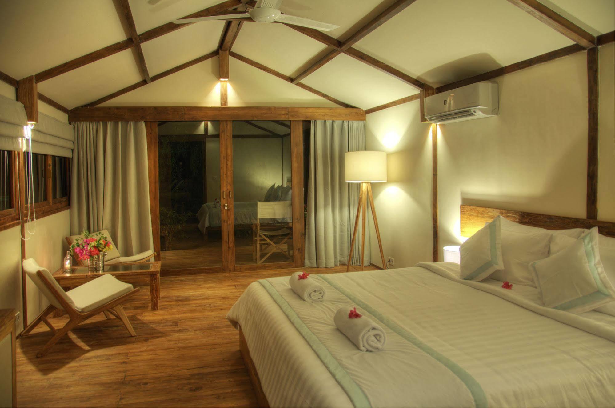 Gili Teak Beach Front Resort 吉利特拉旺安 外观 照片