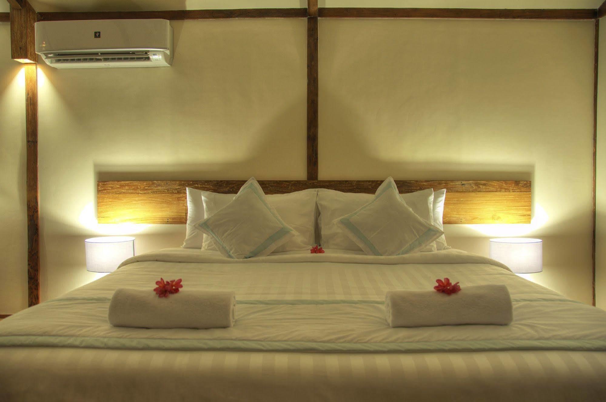 Gili Teak Beach Front Resort 吉利特拉旺安 外观 照片