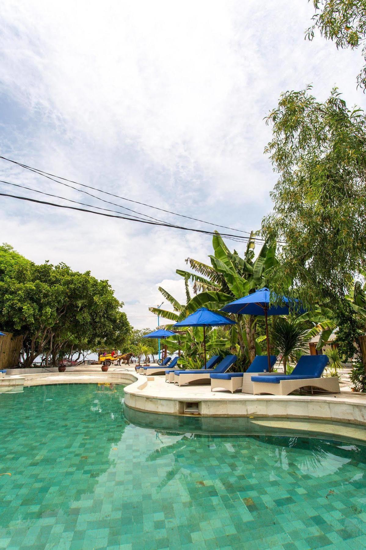 Gili Teak Beach Front Resort 吉利特拉旺安 外观 照片