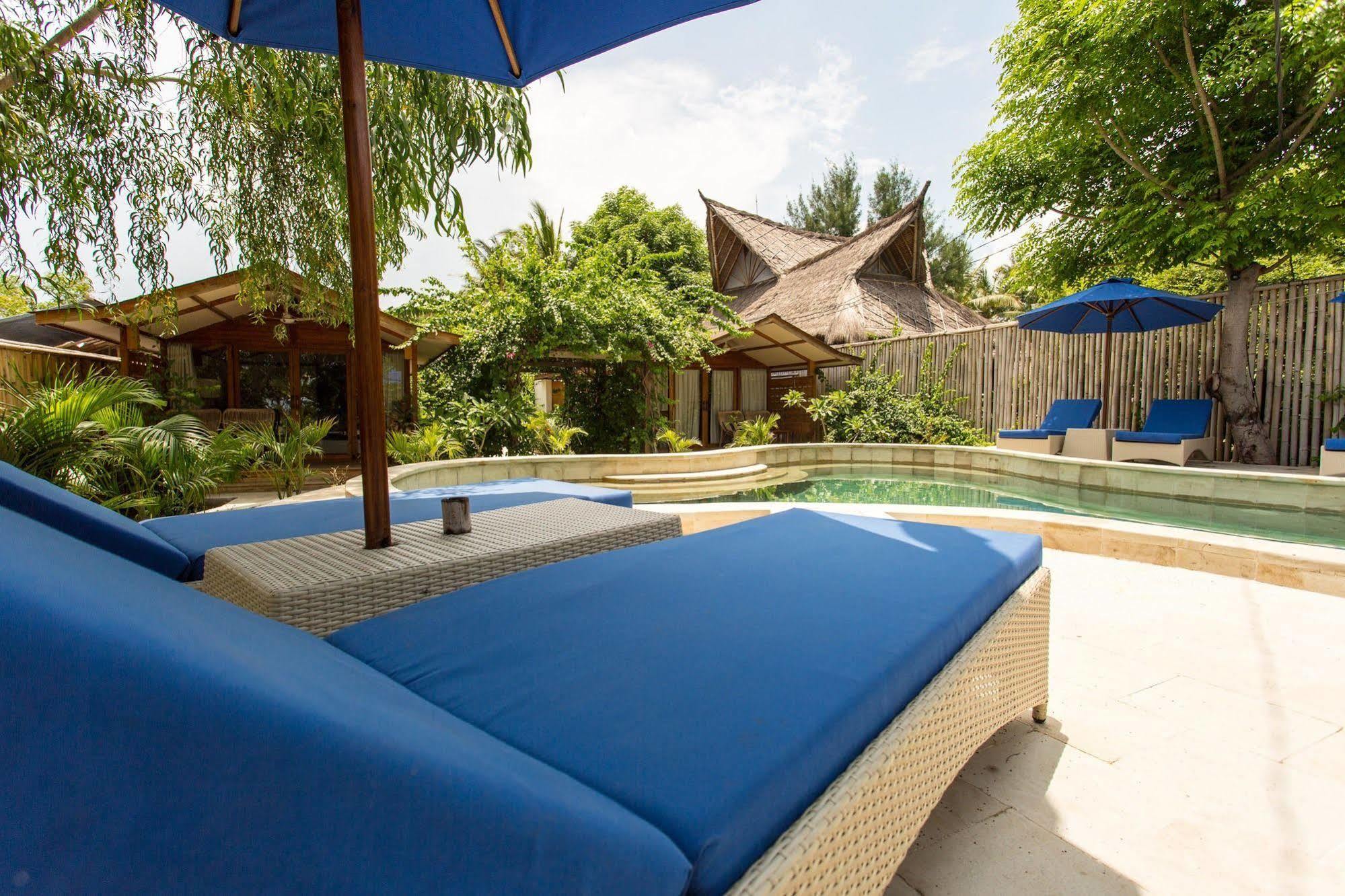 Gili Teak Beach Front Resort 吉利特拉旺安 外观 照片