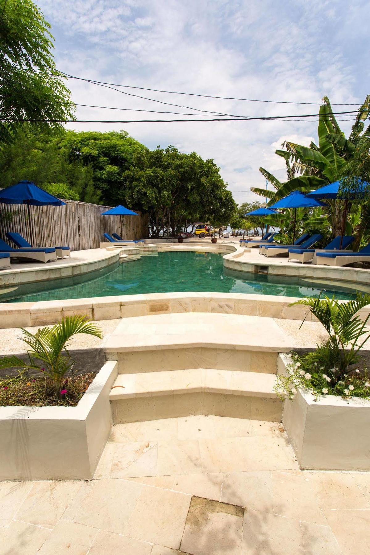 Gili Teak Beach Front Resort 吉利特拉旺安 外观 照片