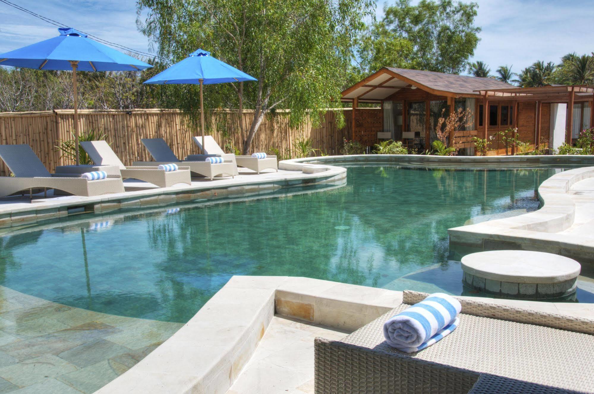 Gili Teak Beach Front Resort 吉利特拉旺安 外观 照片