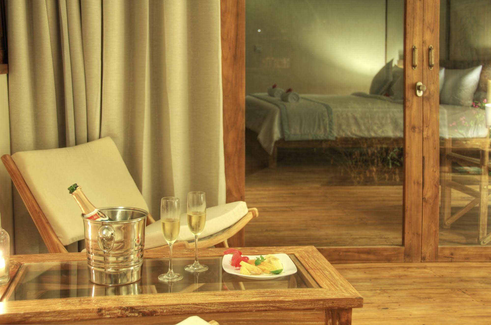Gili Teak Beach Front Resort 吉利特拉旺安 外观 照片