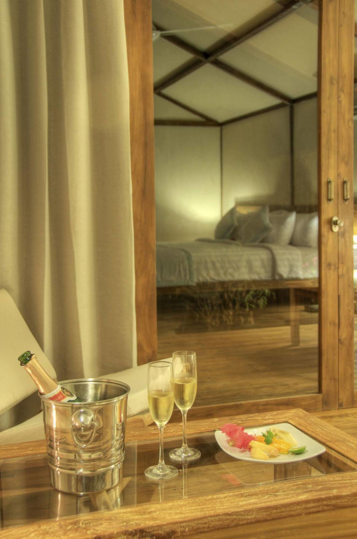 Gili Teak Beach Front Resort 吉利特拉旺安 外观 照片