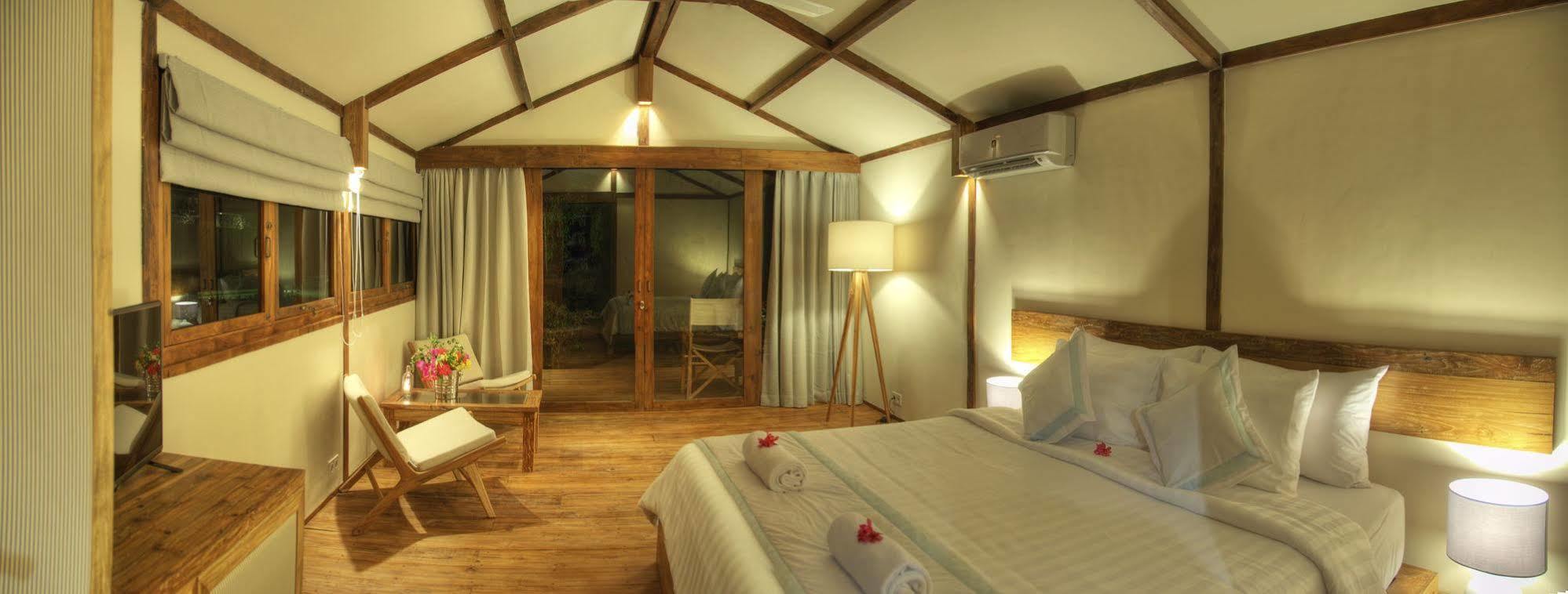 Gili Teak Beach Front Resort 吉利特拉旺安 外观 照片