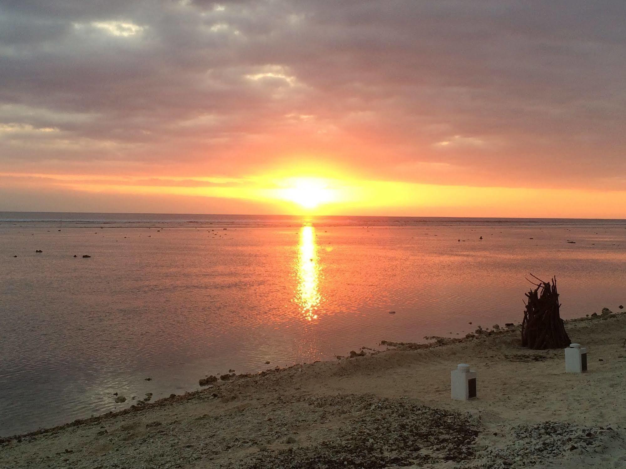 Gili Teak Beach Front Resort 吉利特拉旺安 外观 照片