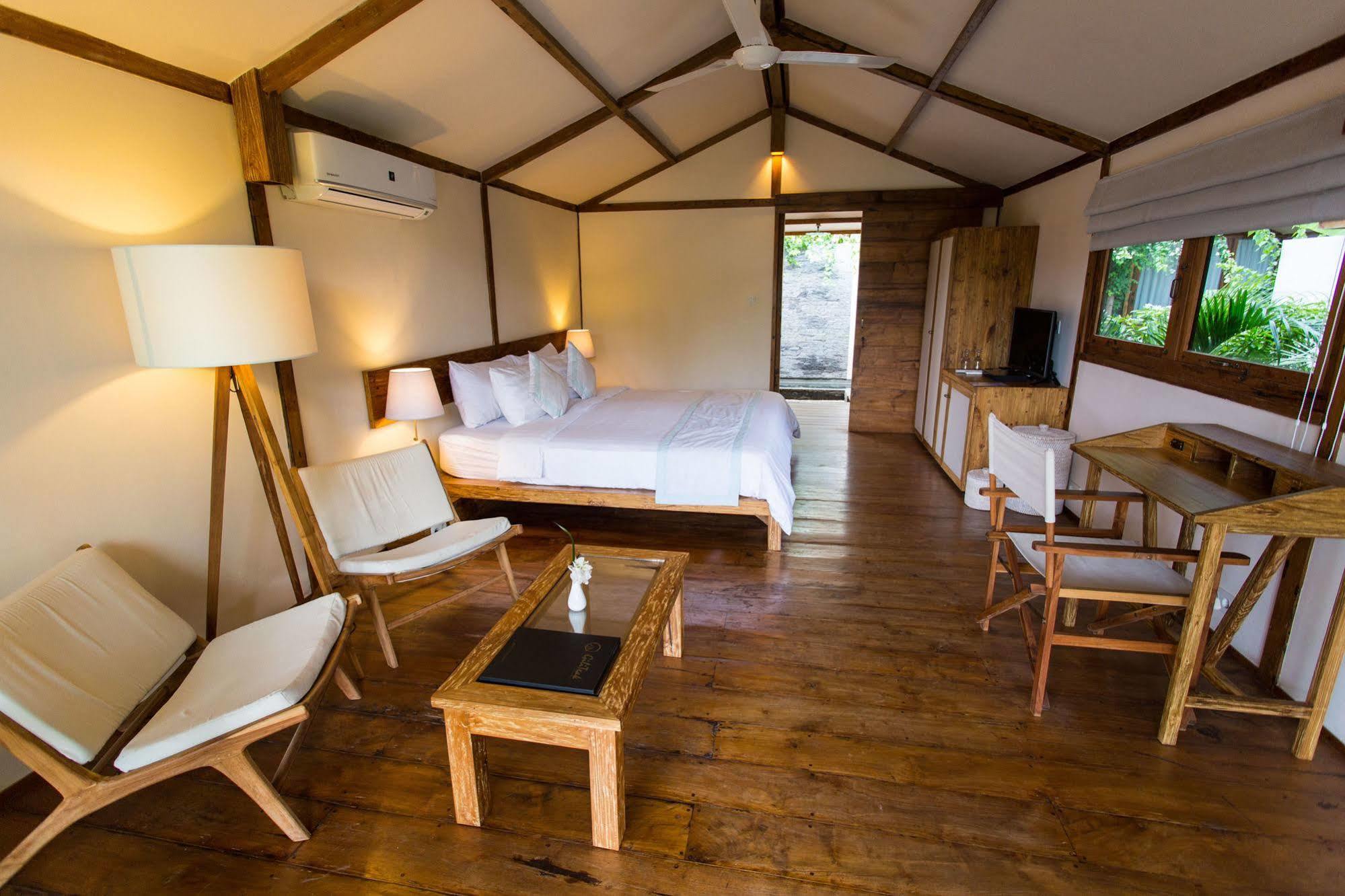 Gili Teak Beach Front Resort 吉利特拉旺安 外观 照片